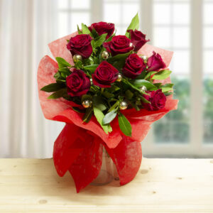 Bouquet di rose rosse e bacche ideale per lauree