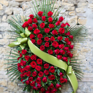 Cuscino di Rose rosse per esprimere il tuo cordoglio