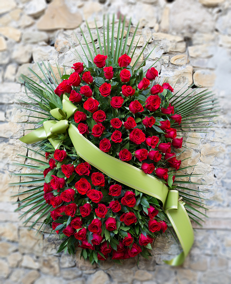 Cuscino di Rose rosse per esprimere il tuo cordoglio