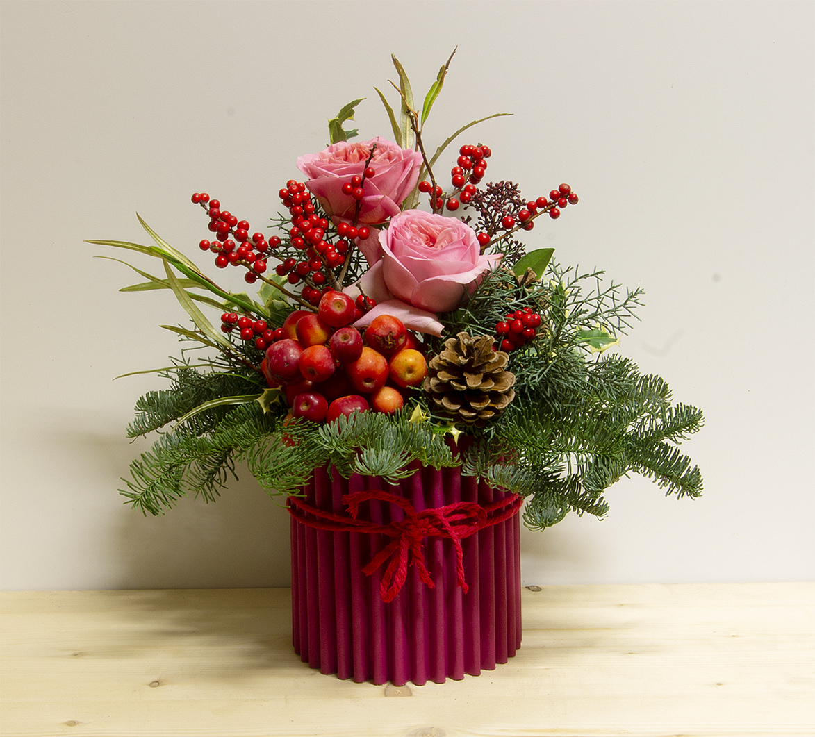 Magia di Natale: Centrotavola natalizio con rose rosa e bacche rosse.