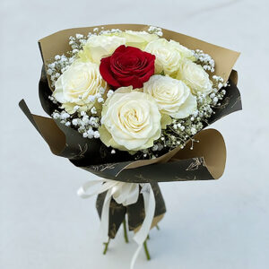 Bouquet One Love di rose bianche e rosse con Gypsophila