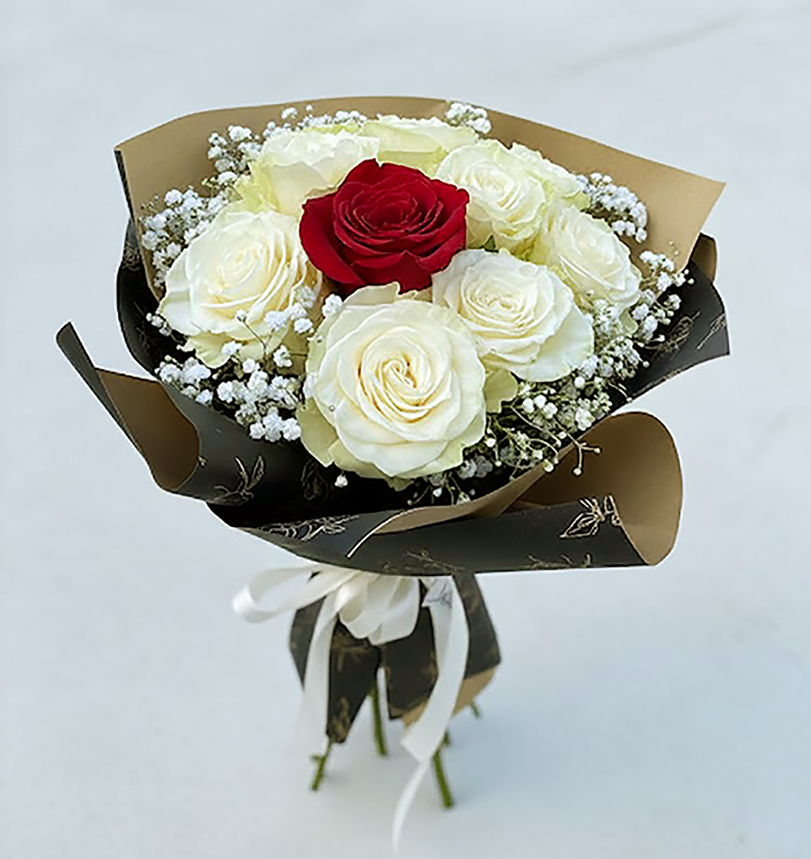 Bouquet One Love di rose bianche e rosse con Gypsophila