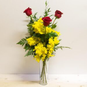 Bouquet di 3 rose rosse a gambo lungo con abbondante mimosa gialla e foglie di felce