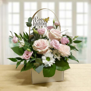 Bouquet di rose rosa, lisianthus lilla e margherite in scatola regalo con topper in legno "Bee Happy".