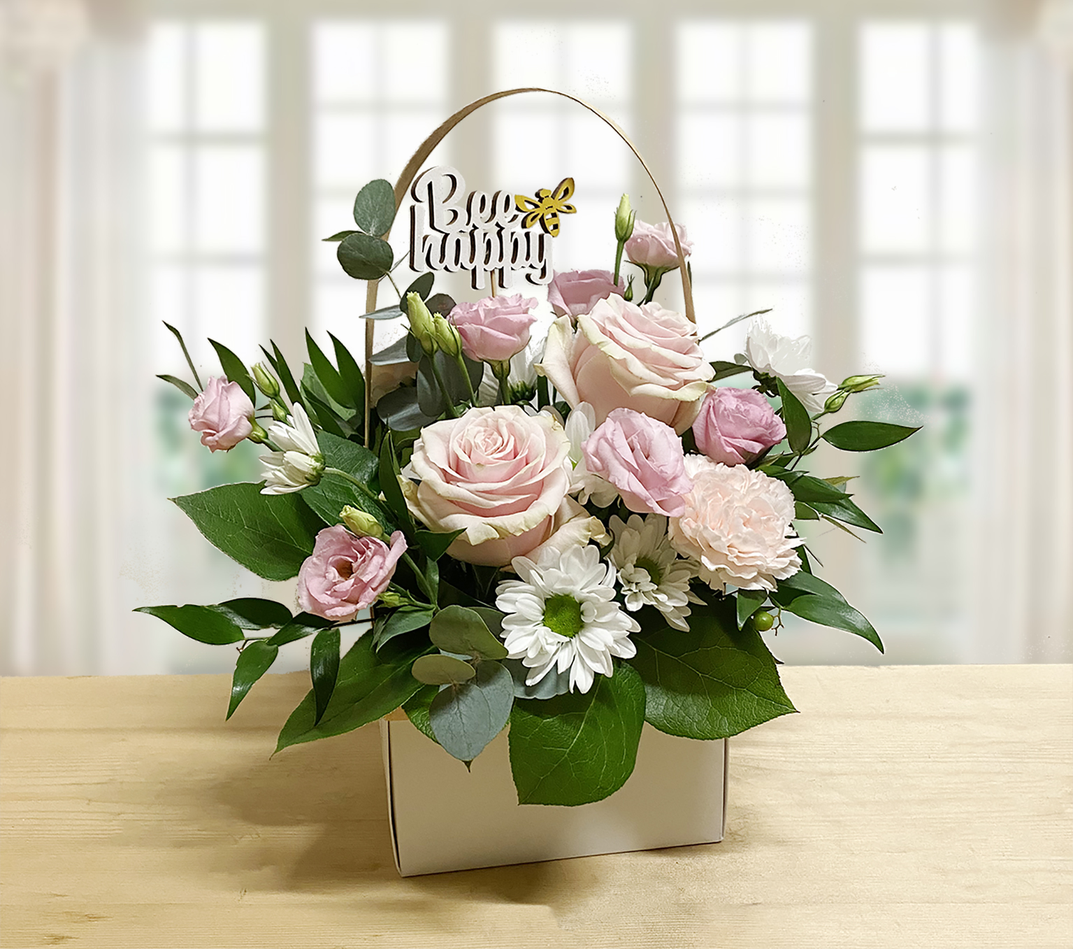 Bouquet di rose rosa, lisianthus lilla e margherite in scatola regalo con topper in legno "Bee Happy".
